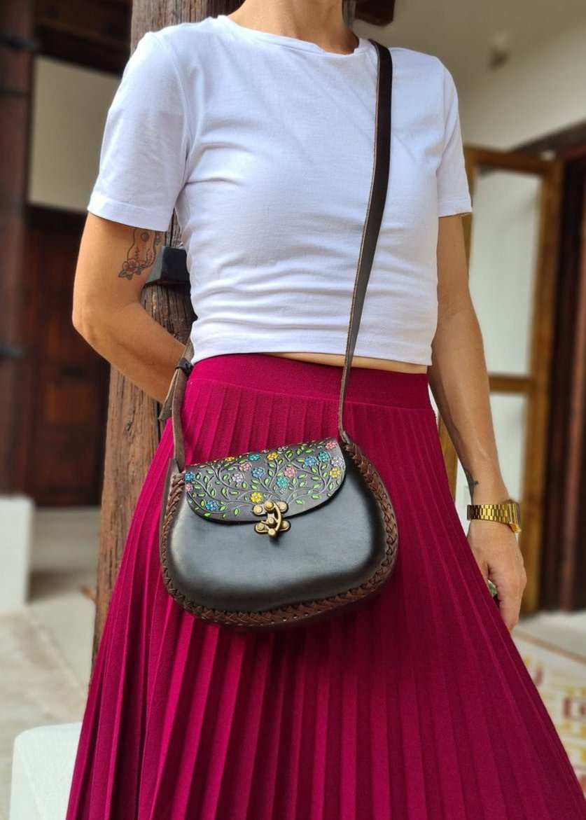 Torebka skórzana Marlene z ręcznie malowanymi kwiatowymi wzorami, wykonana z naturalnej skóry juchtowej, regulowany pasek, trwały i unikalny meksykański design.