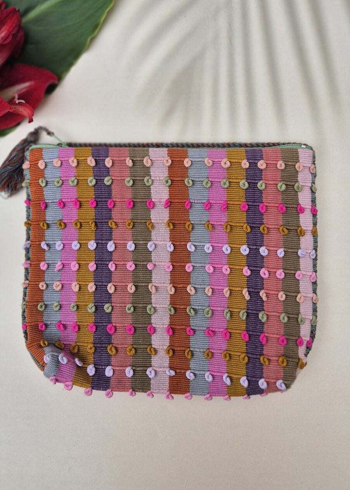 Kolorowa torebka materiałowa z bawełny, z zamkiem błyskawicznym, ręcznie tkana w Meksyku, o wymiarach 18x9 cm.
