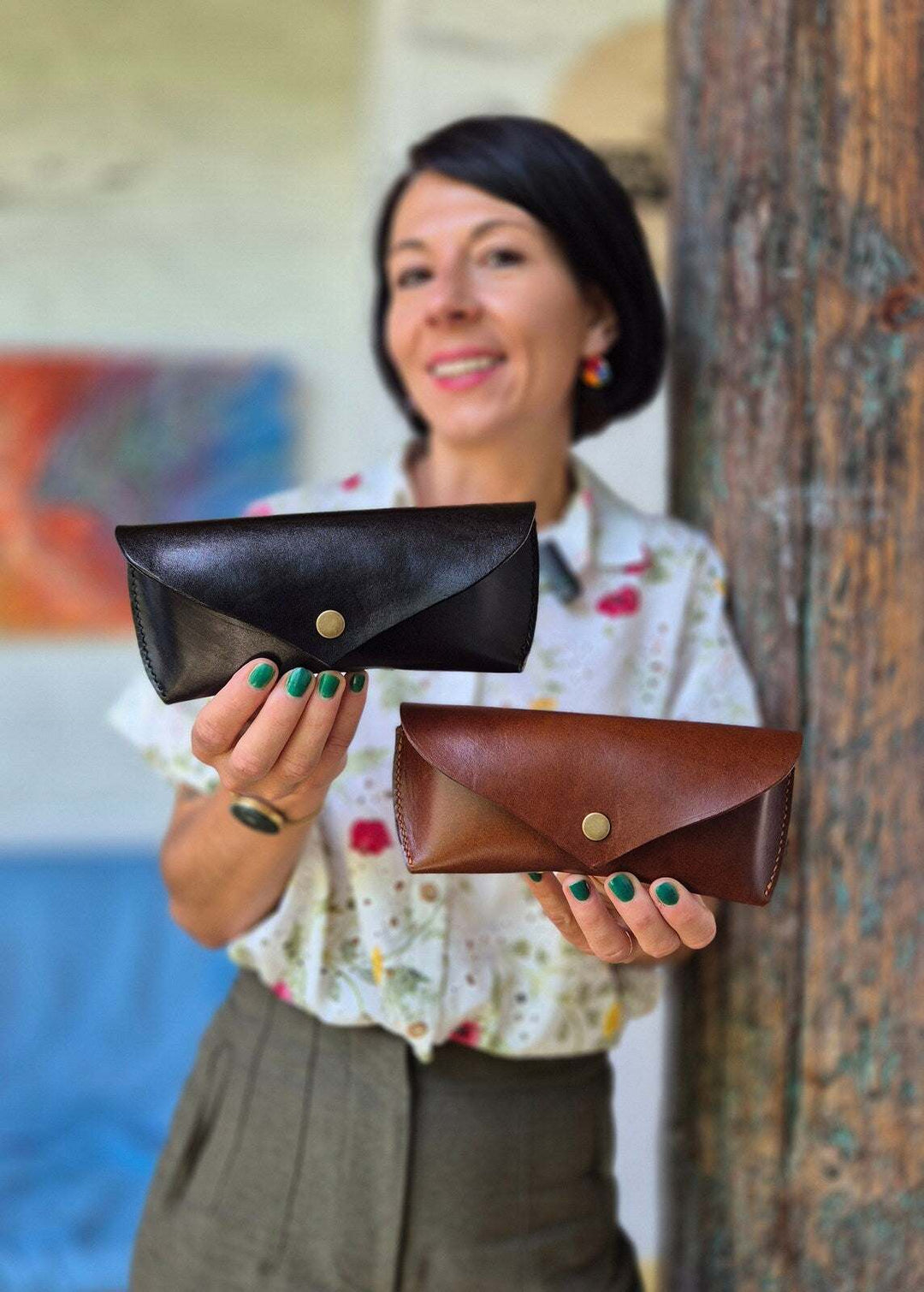 Eleganckie skórzane etui na okulary, styl i ochrona w jednym Luksusowe etui na okulary z naturalnej skóry, chroniące okulary w eleganckim wydaniu Skórzane etui na okulary w klasycznym designie, funkcjonalność i styl na co dzień Ekskluzywne skórzane etui na okulary, idealne na prezent dla miłośników elegancji Trwałe skórzane etui na okulary, zabezpieczające okulary przed uszkodzeniem Skórzane etui na okulary z wysokiej jakości skóry, wytrzymała ochrona i stylowy wygląd Personalizowane skórzane etui na okular