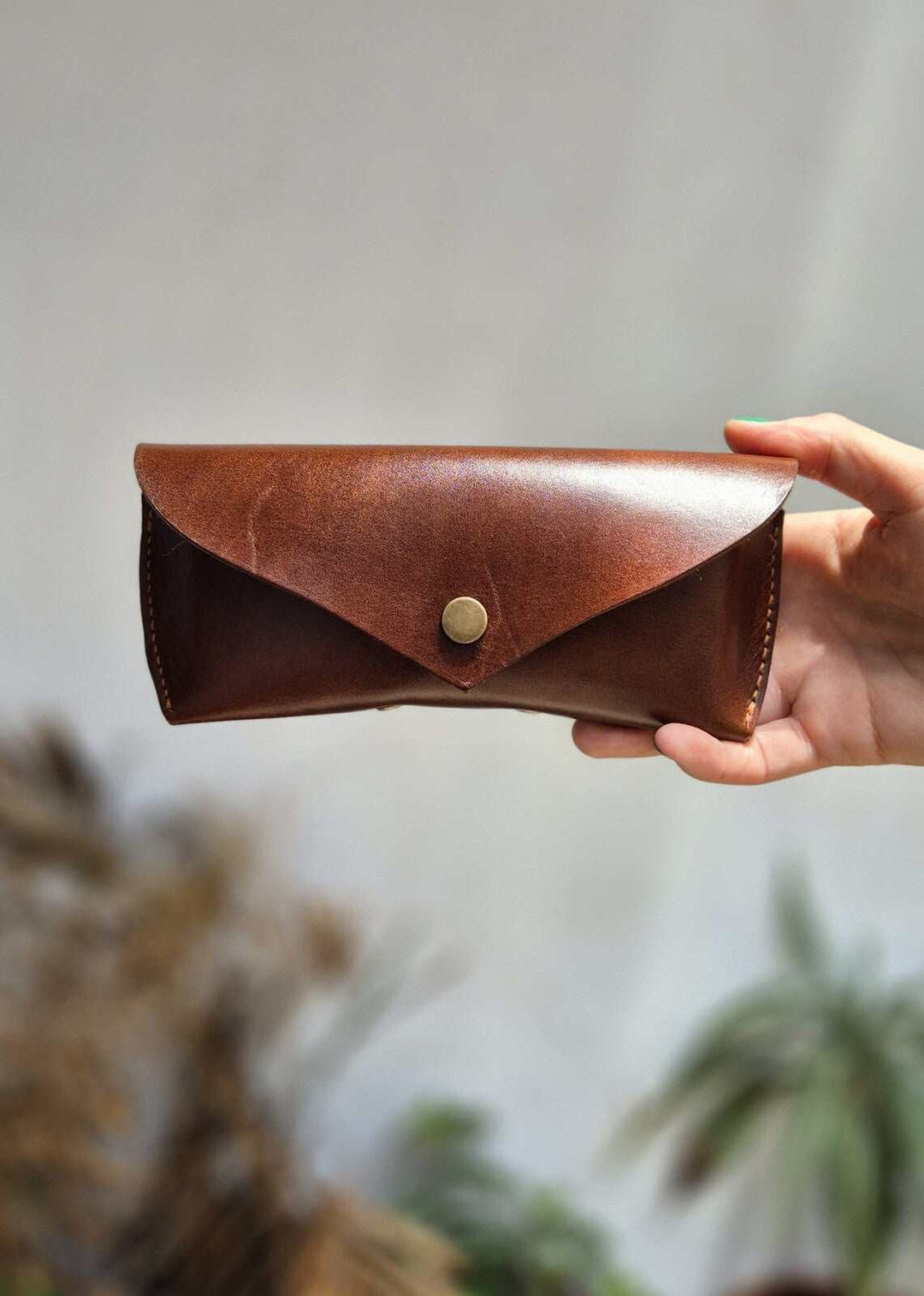 Eleganckie skórzane etui na okulary, styl i ochrona w jednym Luksusowe etui na okulary z naturalnej skóry, chroniące okulary w eleganckim wydaniu Skórzane etui na okulary w klasycznym designie, funkcjonalność i styl na co dzień Ekskluzywne skórzane etui na okulary, idealne na prezent dla miłośników elegancji Trwałe skórzane etui na okulary, zabezpieczające okulary przed uszkodzeniem Skórzane etui na okulary z wysokiej jakości skóry, wytrzymała ochrona i stylowy wygląd Personalizowane skórzane etui na okular