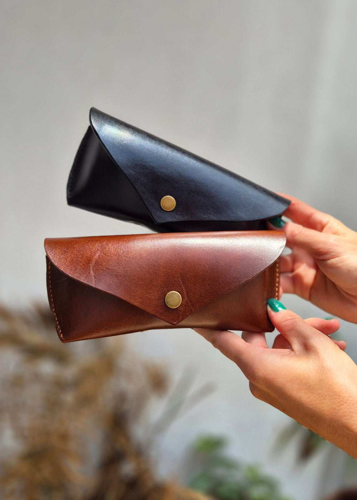Eleganckie skórzane etui na okulary, styl i ochrona w jednym Luksusowe etui na okulary z naturalnej skóry, chroniące okulary w eleganckim wydaniu Skórzane etui na okulary w klasycznym designie, funkcjonalność i styl na co dzień Ekskluzywne skórzane etui na okulary, idealne na prezent dla miłośników elegancji Trwałe skórzane etui na okulary, zabezpieczające okulary przed uszkodzeniem Skórzane etui na okulary z wysokiej jakości skóry, wytrzymała ochrona i stylowy wygląd Personalizowane skórzane etui na okular