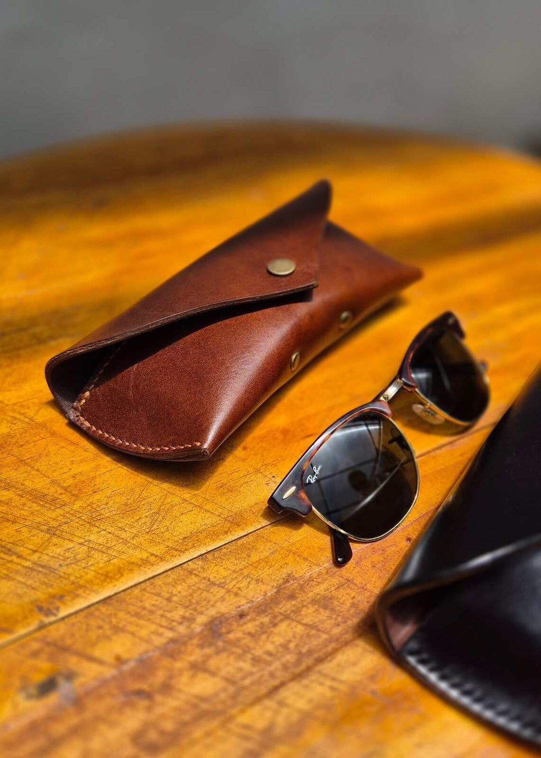 Eleganckie skórzane etui na okulary, styl i ochrona w jednym Luksusowe etui na okulary z naturalnej skóry, chroniące okulary w eleganckim wydaniu Skórzane etui na okulary w klasycznym designie, funkcjonalność i styl na co dzień Ekskluzywne skórzane etui na okulary, idealne na prezent dla miłośników elegancji Trwałe skórzane etui na okulary, zabezpieczające okulary przed uszkodzeniem Skórzane etui na okulary z wysokiej jakości skóry, wytrzymała ochrona i stylowy wygląd Personalizowane skórzane etui na okular