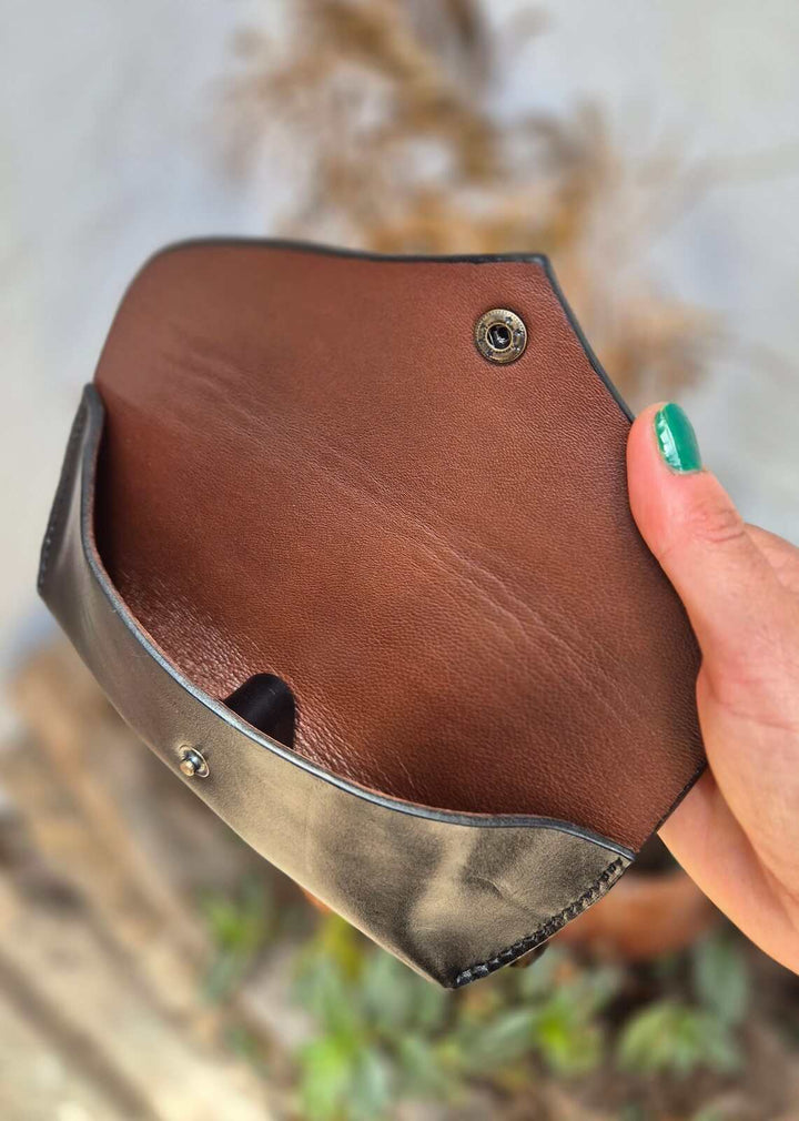 Eleganckie skórzane etui na okulary, styl i ochrona w jednym Luksusowe etui na okulary z naturalnej skóry, chroniące okulary w eleganckim wydaniu Skórzane etui na okulary w klasycznym designie, funkcjonalność i styl na co dzień Ekskluzywne skórzane etui na okulary, idealne na prezent dla miłośników elegancji Trwałe skórzane etui na okulary, zabezpieczające okulary przed uszkodzeniem Skórzane etui na okulary z wysokiej jakości skóry, wytrzymała ochrona i stylowy wygląd Personalizowane skórzane etui na okular