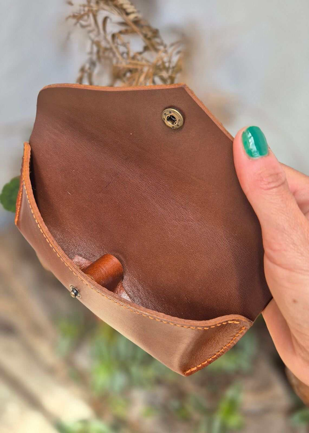 Eleganckie skórzane etui na okulary, styl i ochrona w jednym Luksusowe etui na okulary z naturalnej skóry, chroniące okulary w eleganckim wydaniu Skórzane etui na okulary w klasycznym designie, funkcjonalność i styl na co dzień Ekskluzywne skórzane etui na okulary, idealne na prezent dla miłośników elegancji Trwałe skórzane etui na okulary, zabezpieczające okulary przed uszkodzeniem Skórzane etui na okulary z wysokiej jakości skóry, wytrzymała ochrona i stylowy wygląd Personalizowane skórzane etui na okular