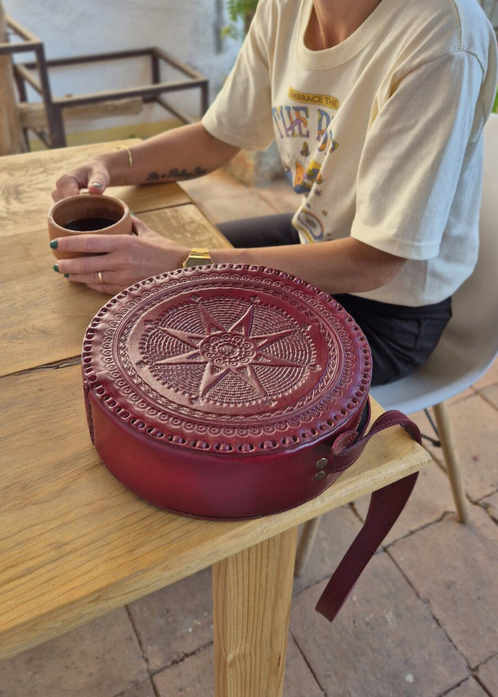 Bolso de piel con mandala y cereza de Carmen