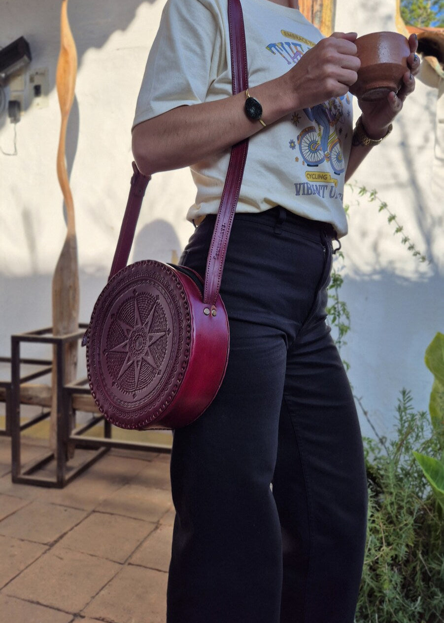 Bolso de piel con mandala y cereza de Carmen