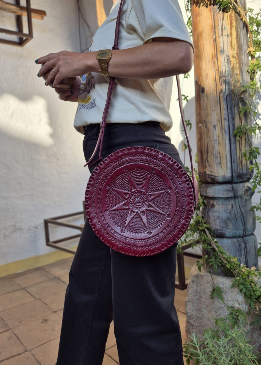 Bolso de piel con mandala y cereza de Carmen