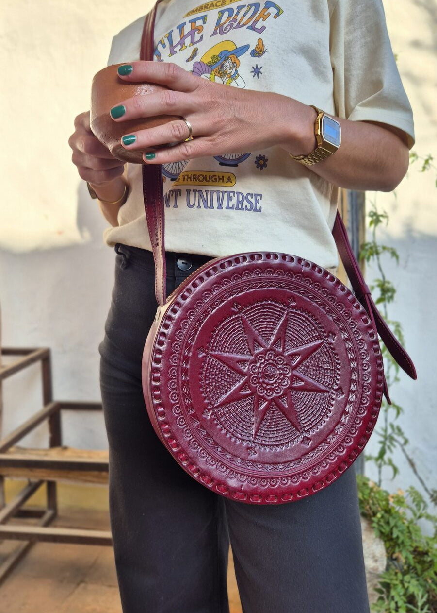 Bolso de piel con mandala y cereza de Carmen