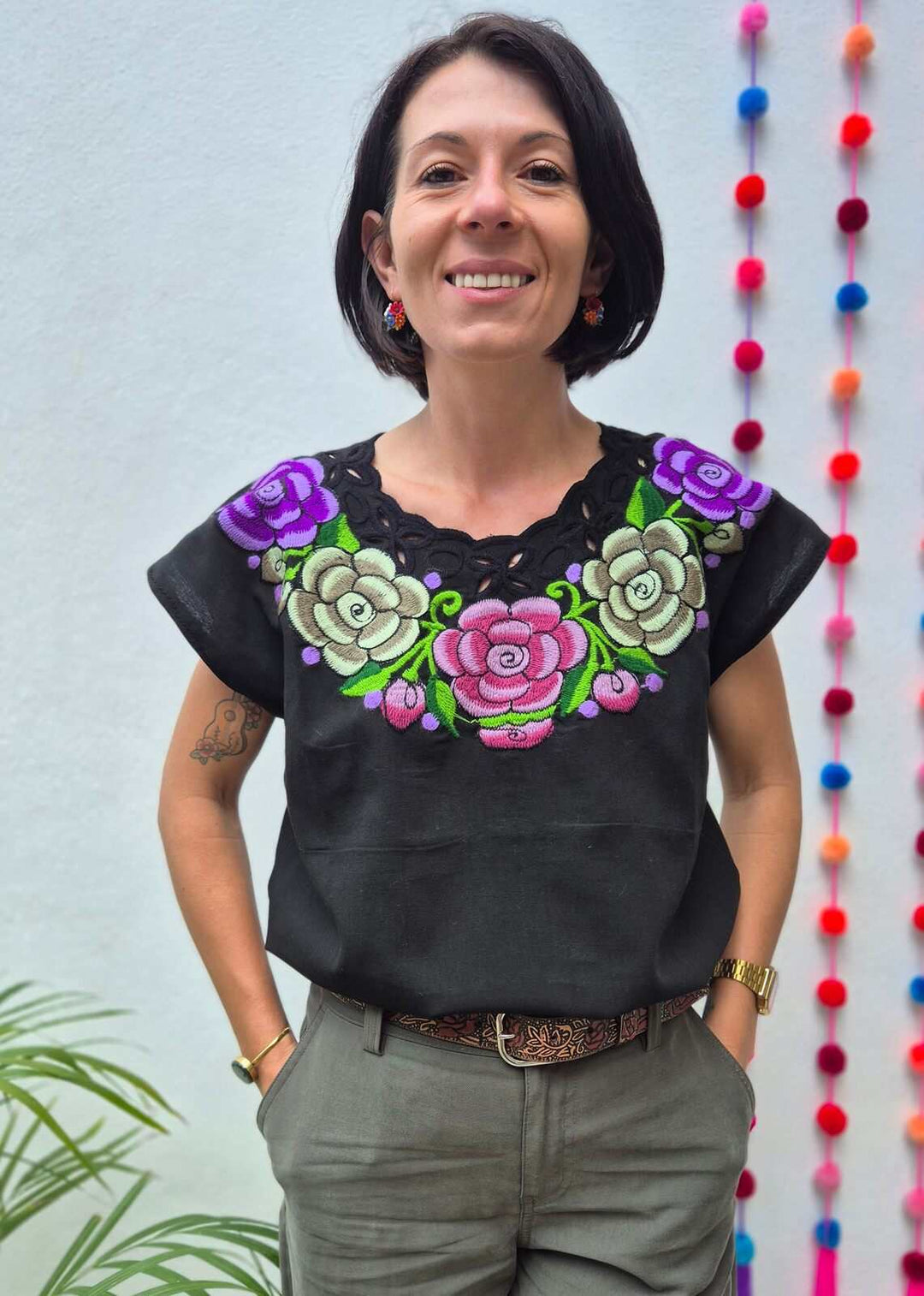 Bluzka z haftem Flores Czarna to bawełniana, przewiewna bluzka z kwiatowym wzorem, idealna na wakacje i słoneczne dni. Ręcznie wykonana, unikatowa i stylowa.