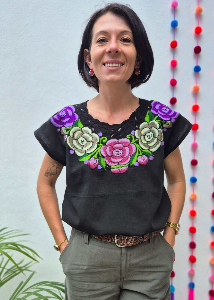 Bluzka z haftem Flores Czarna to bawełniana, przewiewna bluzka z kwiatowym wzorem, idealna na wakacje i słoneczne dni. Ręcznie wykonana, unikatowa i stylowa.