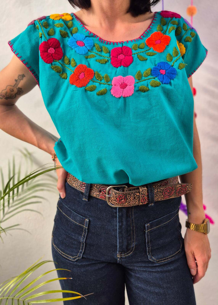 Blusa turquesa bordada