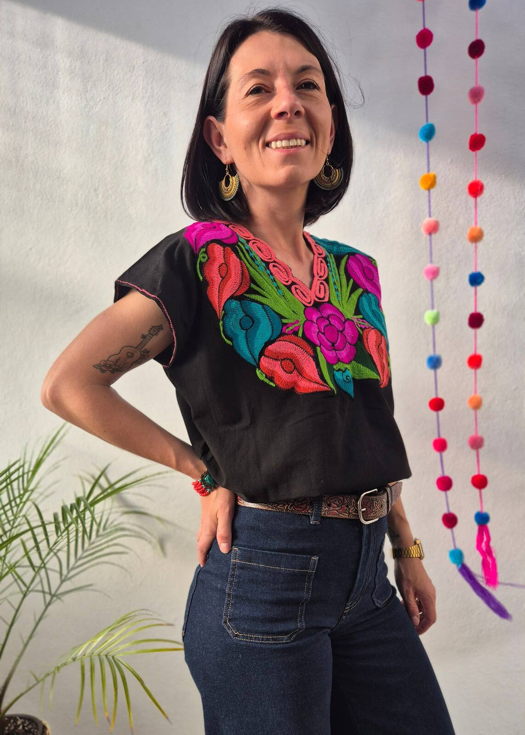 Bluzka haftowana Flores Czarna