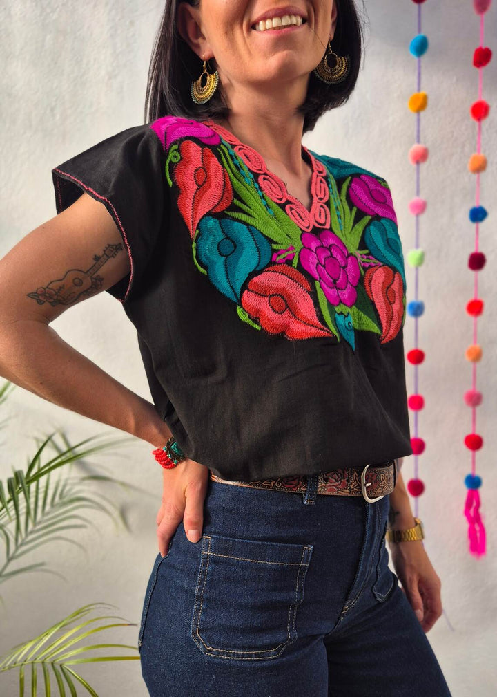 Bluzka haftowana Flores Czarna