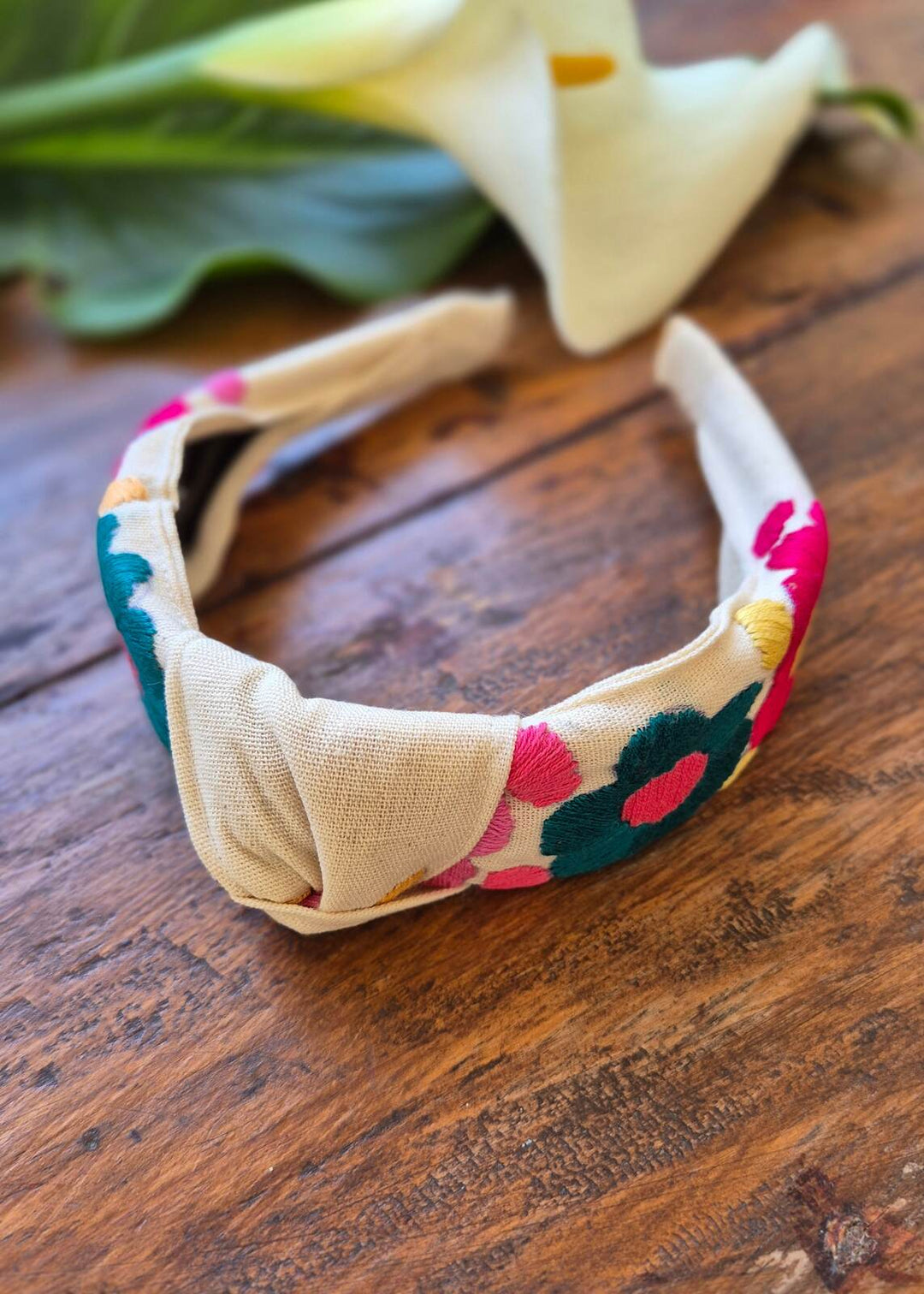 Diadema bordada beige