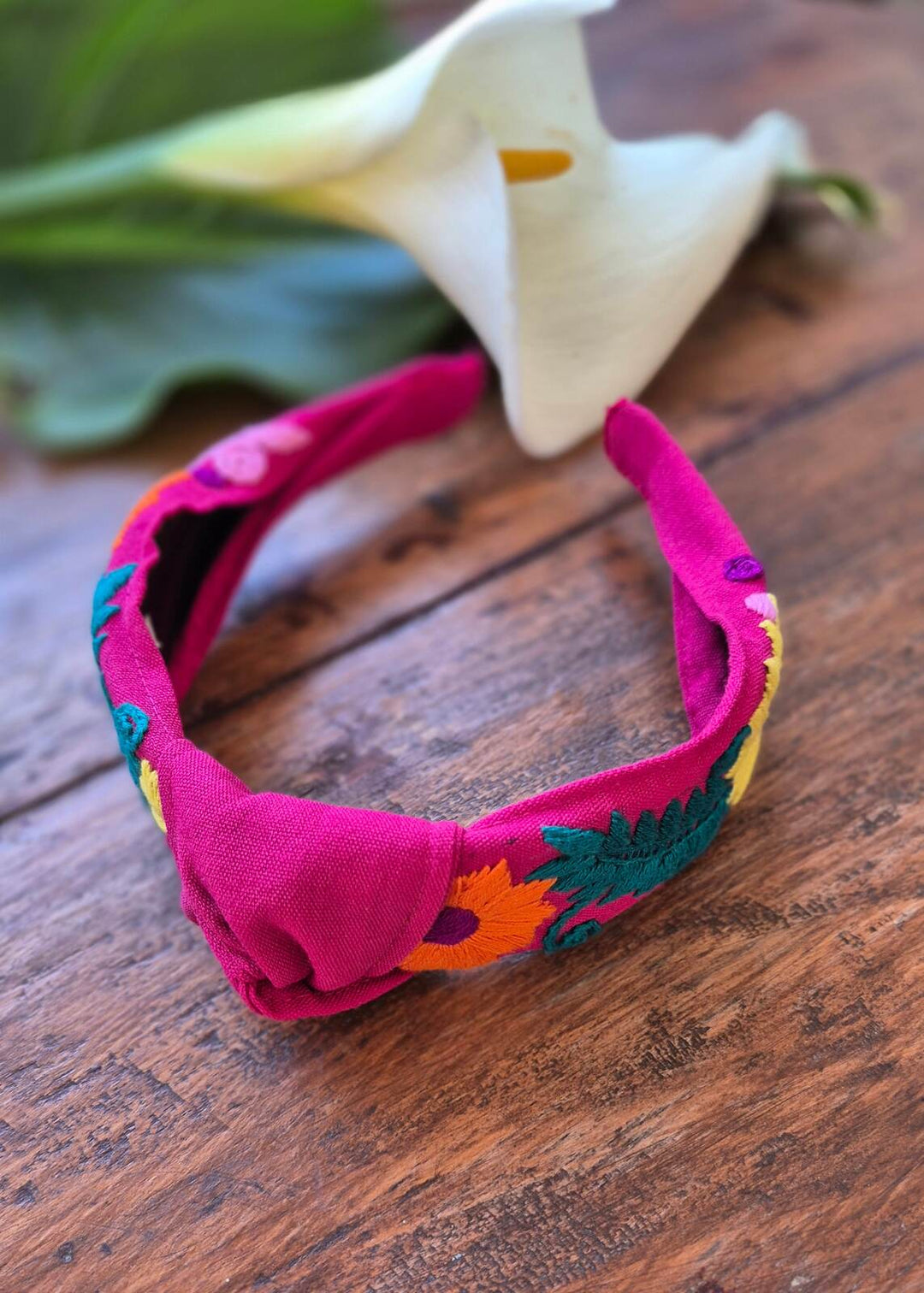 Diadema bordada burdeos
