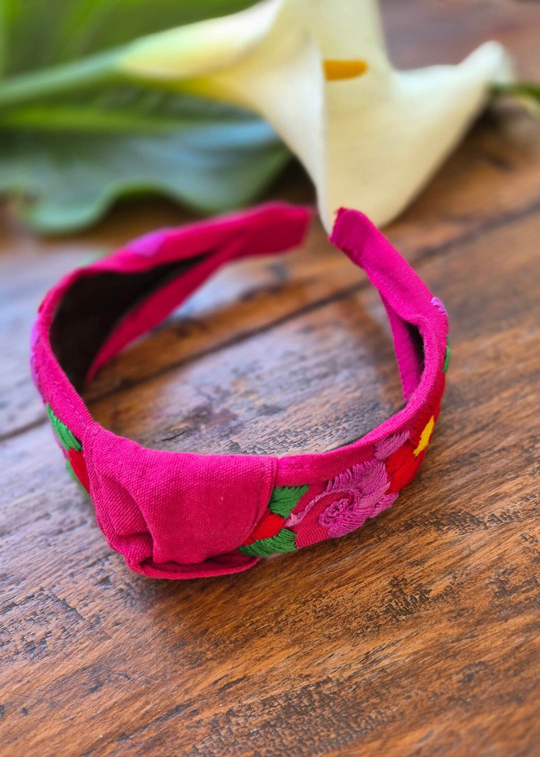 Diadema bordada burdeos