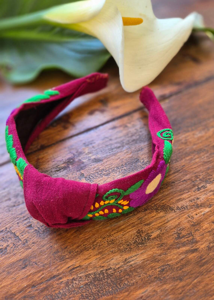 Diadema bordada burdeos
